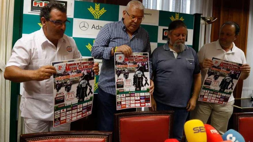 Representantes de Caja Rural, AMZ y Adarsa, durante la presentación de la prueba deportiva.