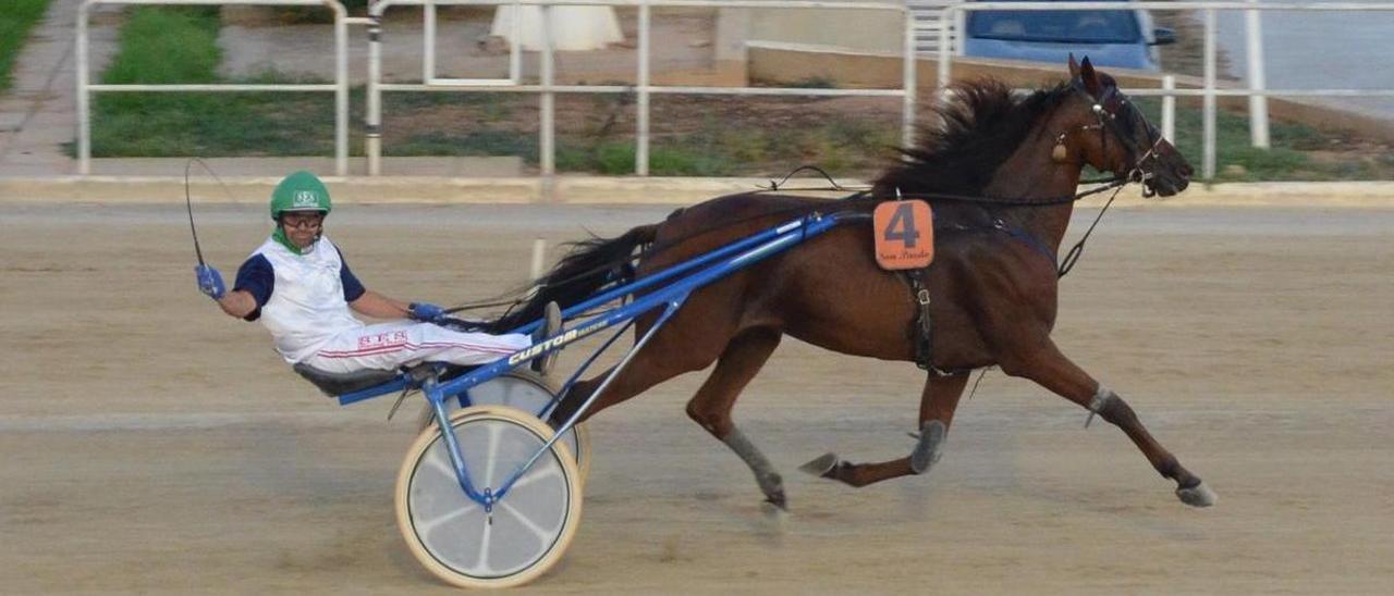 Toni Frontera, celebrando un triunfo con Fresquet de Llevant