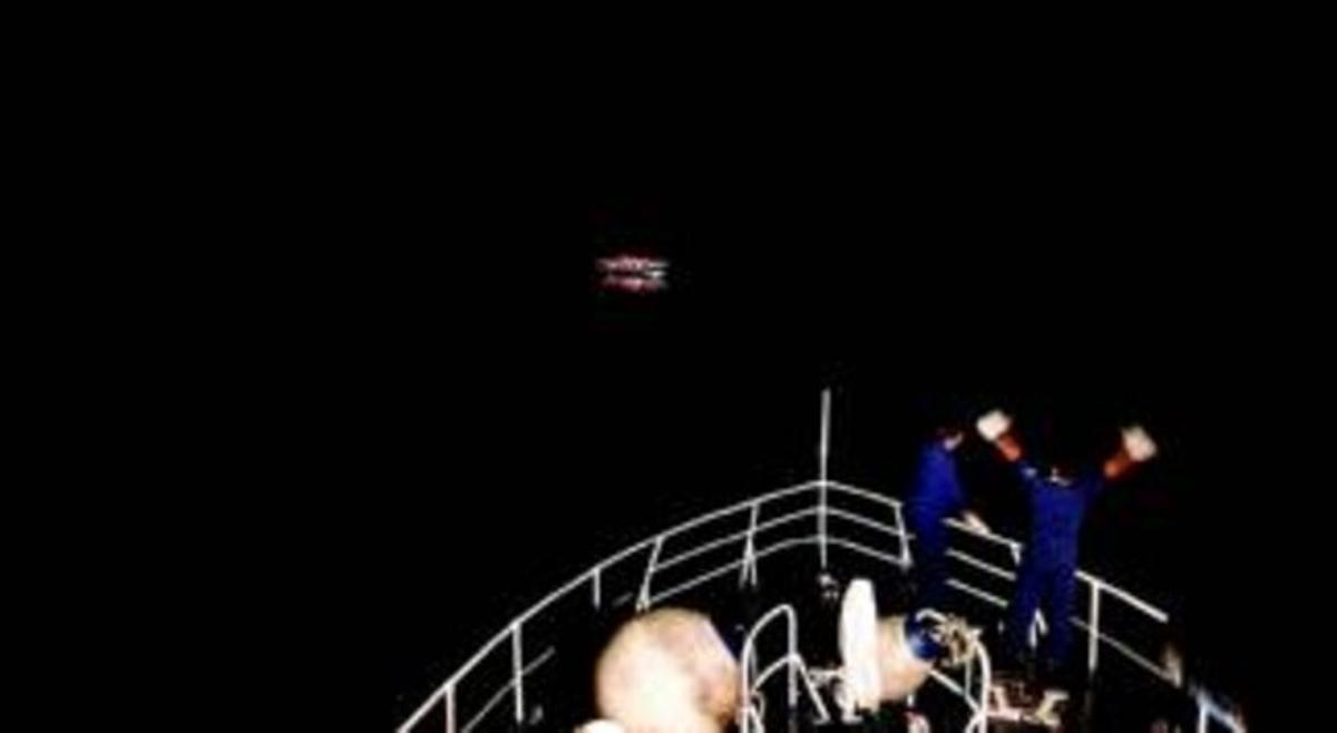 LA IMMIGRACIÓ IL.LEGAL. Un guardacostes detecta una embarcació amb refugiats a Lampedusa. Primer premi d’Assumptes d’Actualitat. LA IMMIGRACIÓ IL.LEGAL. Un guardacostes detecta una embarcació amb refugiats a Lampedusa. Primer premi d’Assumptes d’Actualitat.