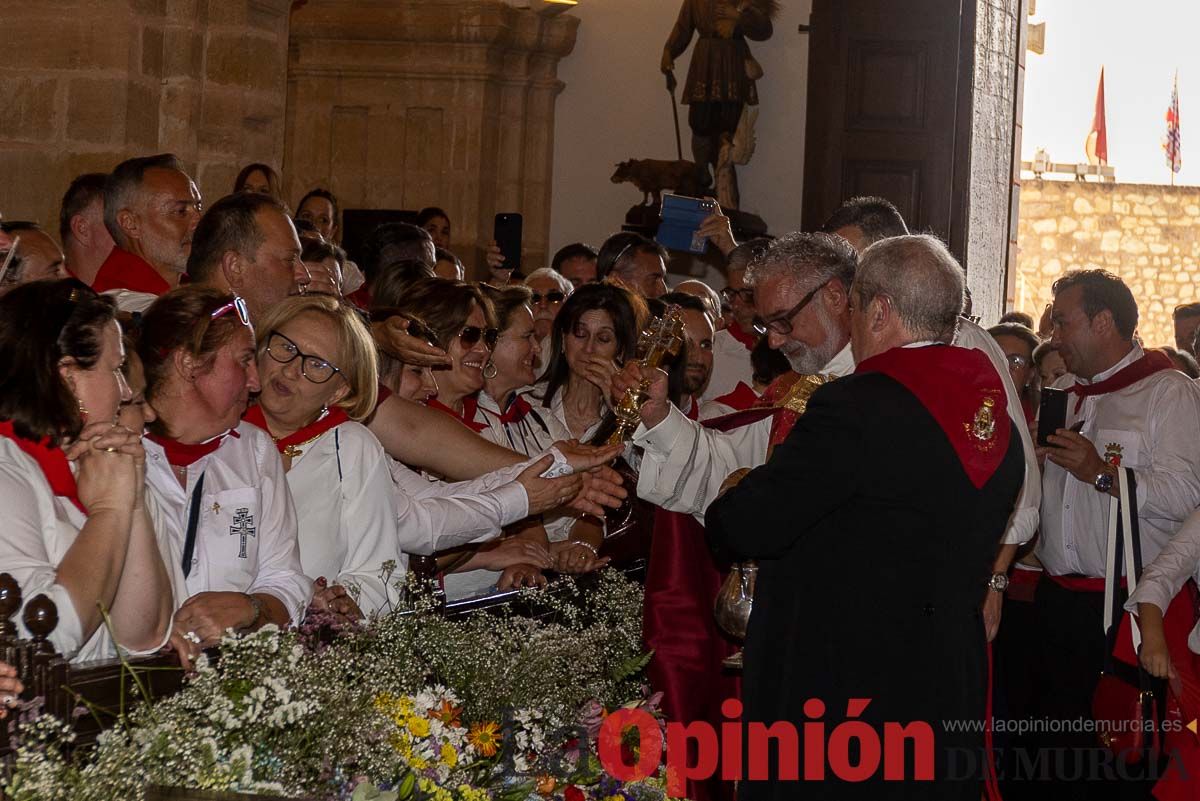 Bandeja de flores y ritual de la bendición del vino en las Fiestas de Caravaca