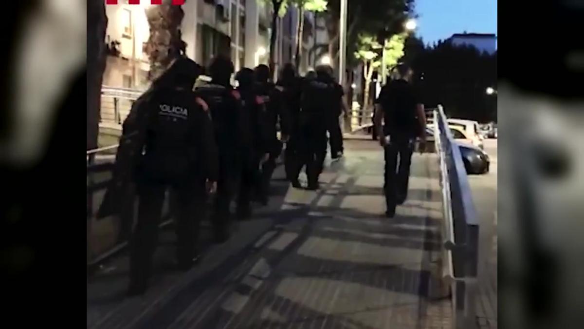 Vídeo | Detinguts per assaltar repartidors amb furgoneta a punta de pistola a Barcelona