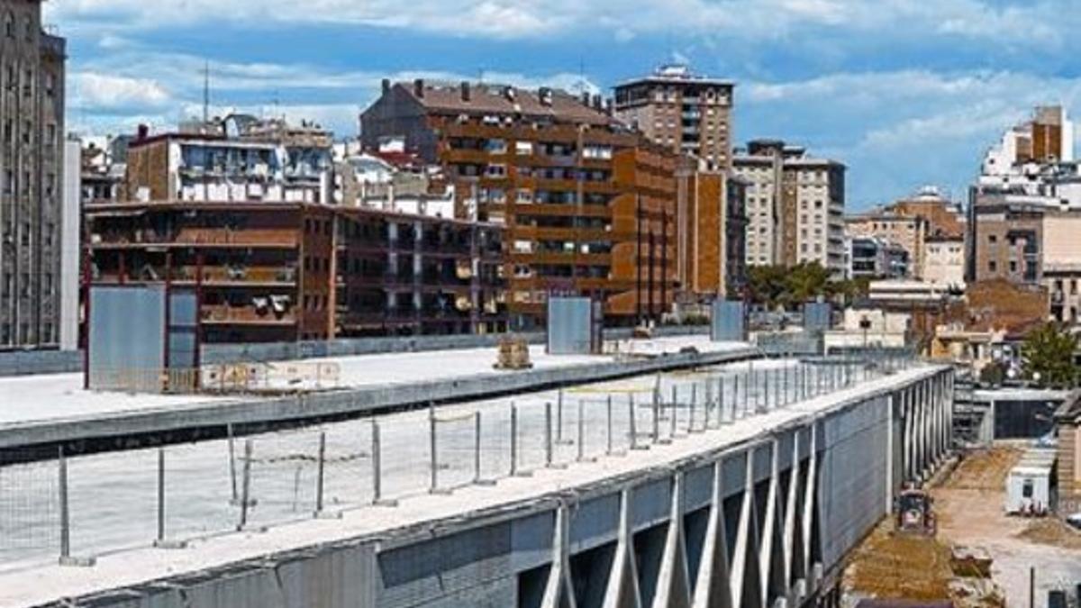 La trinchera 8 Aspecto actual del cajón que cubre las vías, a la espera de la encallada urbanización.