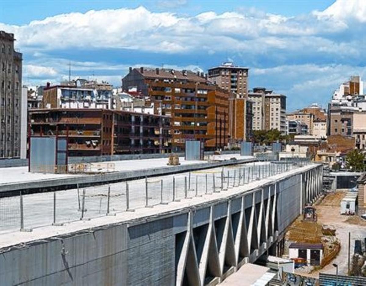 La trinxera 8 Aspecte actual de la caixa que cobreix les vies, a l’espera de l’encallada urbanització.