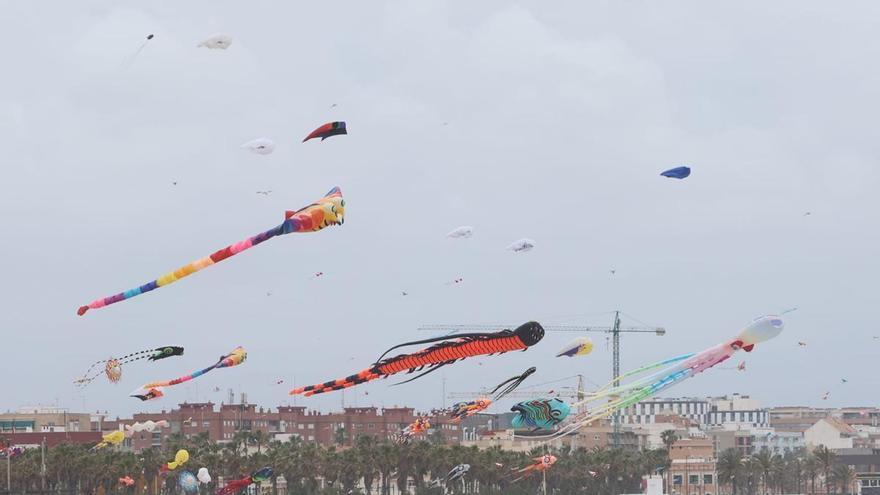 El Festival de Cometas llena de color la playa del Cabanyal de València