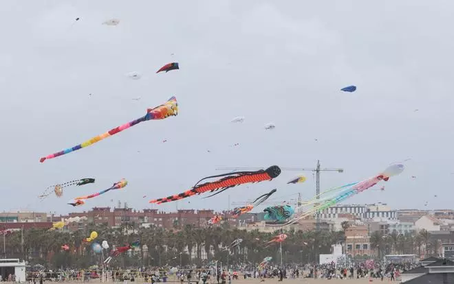 El Festival de Cometas llena de color la playa del Cabanyal de València