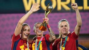 Alexia Putellas, Jenni Hermoso e Irene Paredes, tras proclamarse campeonas del mundo con la selección española femenina de fútbol.