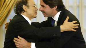 Bouteflika y Aznar se saludan en un encuentro en Madrid, en 2002.