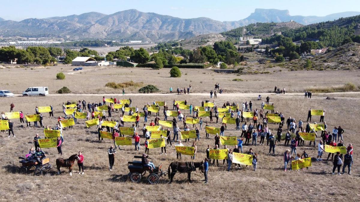 Una de las primeras protestas, en Elda, contra la instalación abusiva de estos complejos. | ÁXEL ÁLVAREZ