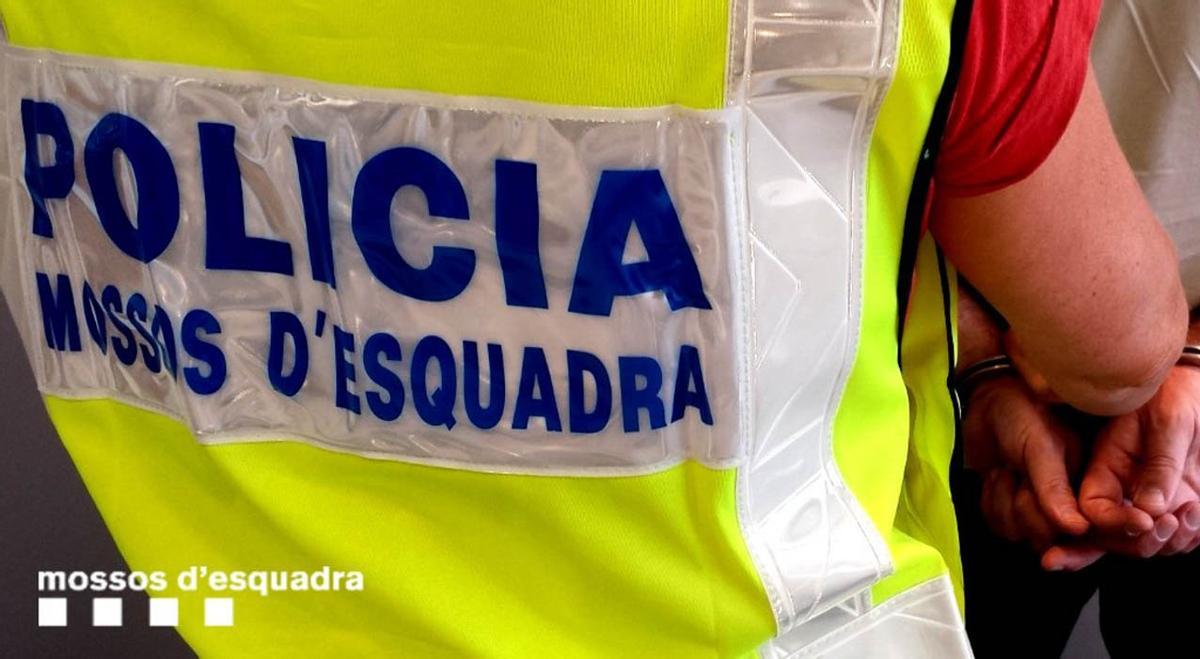 Els Mossos d’Esquadra han detingut un home acusat de 19 robatoris en òptiques, perfumeries i quioscos de l’ONCE de l’Hospitalet de Llobregat (Barcelonès), després d’identificar-lo quan va anar a cobrar cupons de loteria premiats.