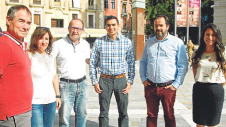 Antonio Castrillo, Nati Ruiz, Juan Antonio Ortega y Rafael Llor (2º dcha) junto a dos alumnos americanos que están en la Arrixaca.