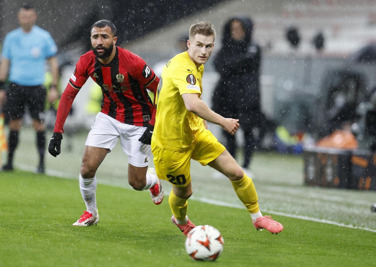 Nice (France), 30/01/2025.- Ali Abdi (L) of Nice and Frederik Sjovold (R) of Bodo/Glimt in action during the UEFA Europa League match between OGC Nice and FK Bodo/Glimt, Nice, France 30 January 2025. (Francia, Niza) EFE/EPA/SEBASTIEN NOGIER