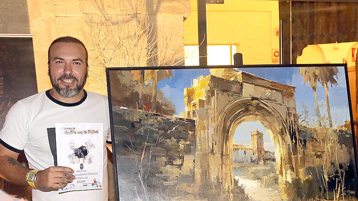 El artista malagueño Cristóbal León posa junto a la obra ganadora.