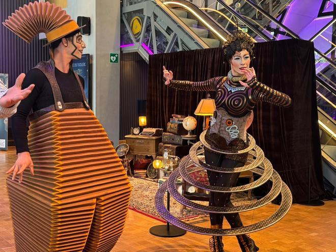 La Casa CUPRA Raval acoge una muestra gratuita del Cirque du Soleil con maquetas y detalles de vestuario de su próximo espectáculo, 'KURIOS'