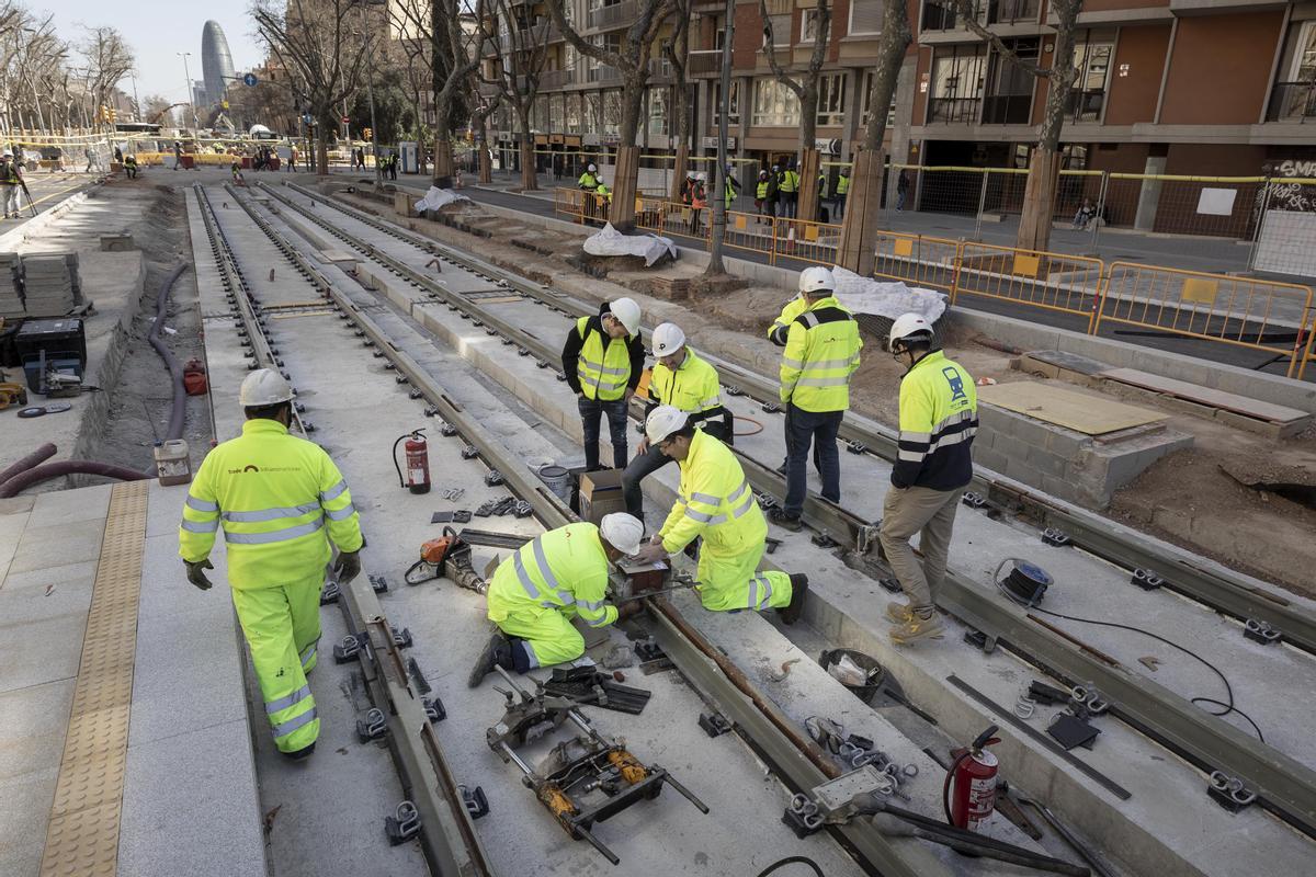 El tranvía avanza por la Diagonal entre Glòries y Verdaguer