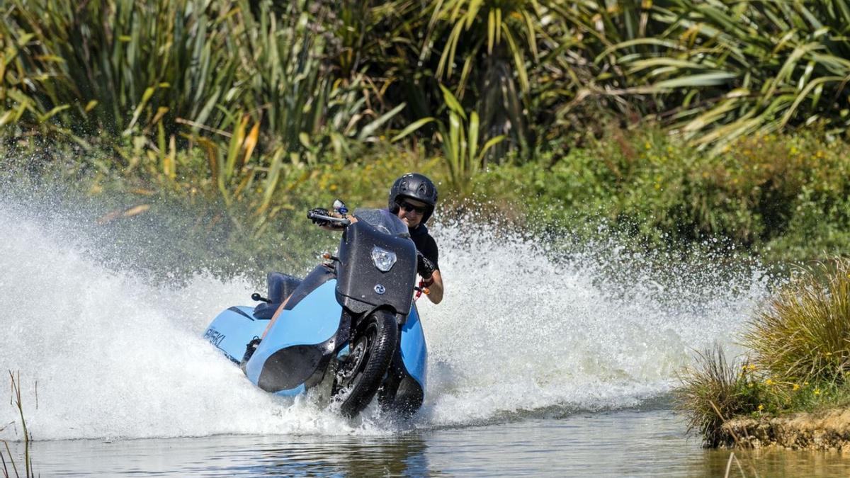 La moto alcanza en carretera una velocidad punta de hasta 130 km/h y 60 km/h sobre el agua