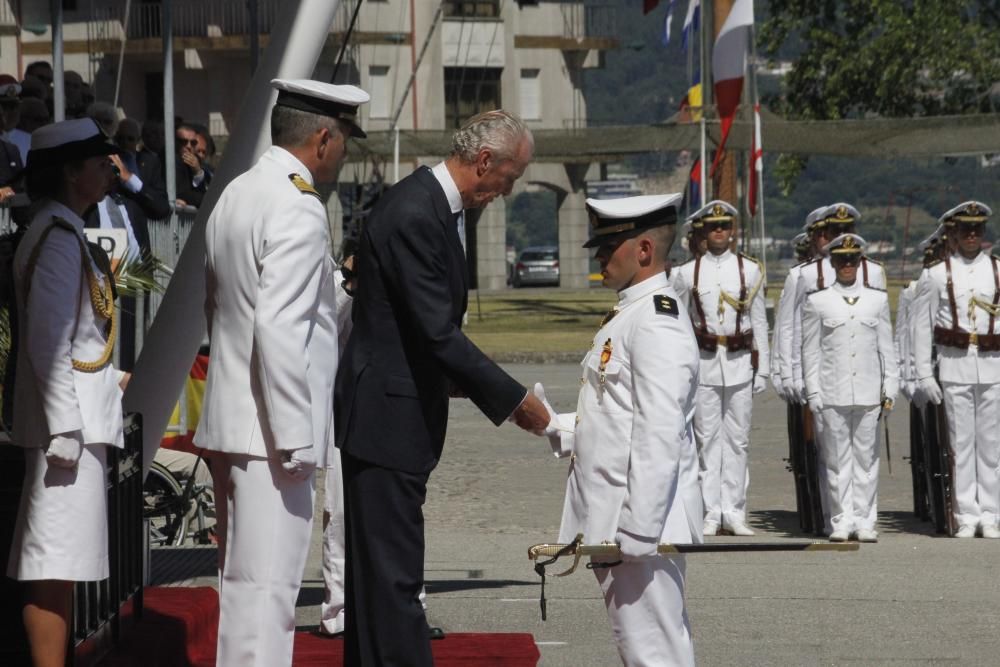 Entrega de despachos y jura de bandera en la Escue