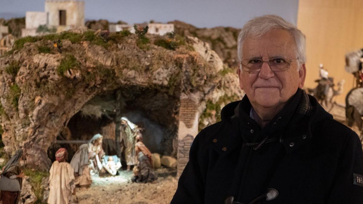 1-El belenista Antonio Basanta junto al impresionante belén siciliano. 2-Una mujer observa ejemplos hechos con materiales humildes. 3-El belén de arte plumario. 4-Un nacimiento de Perú hecho en madera. 5-Las piezas de Mayo Lebrija que despiden la exposición. 6-Varios de los conjuntos realizados en madera | |  JOSÉ LUIS FERNÁNDEZ