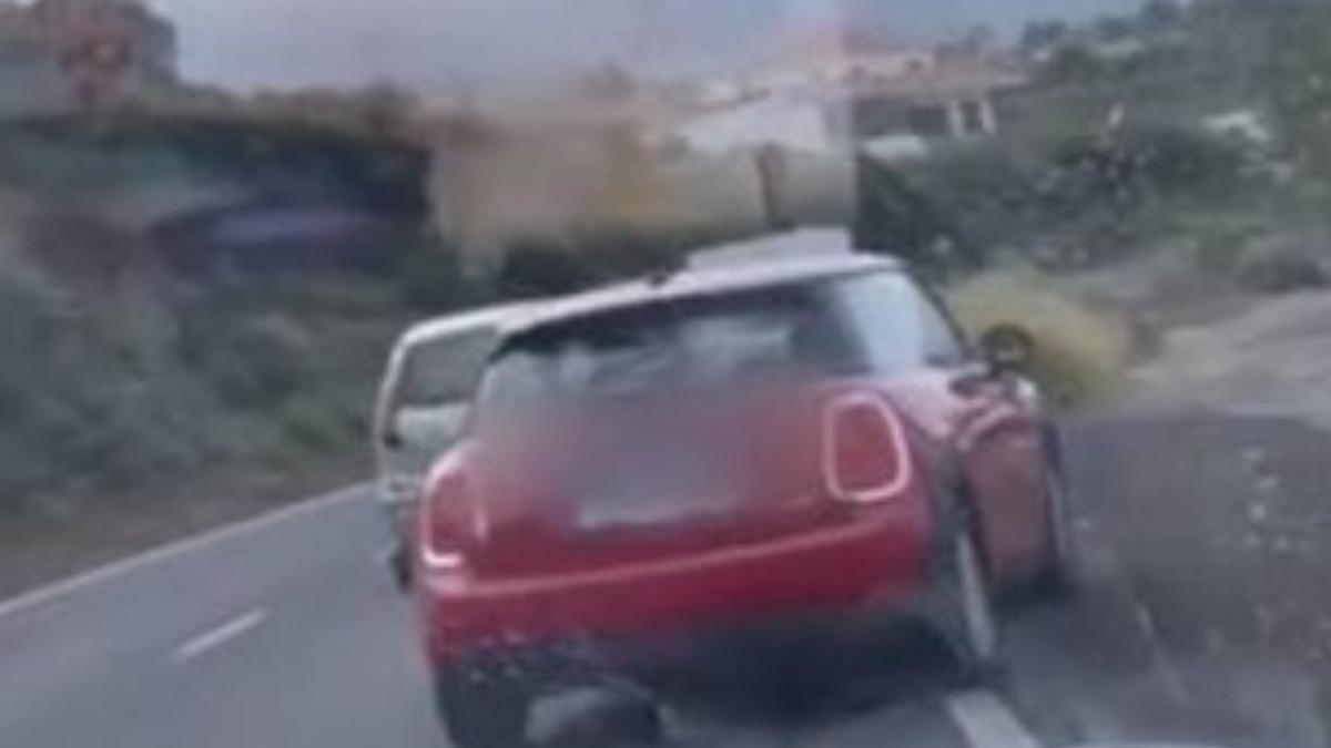 La última temeridad al volante en Canarias: Usa un descampado para adelantar a dos coches