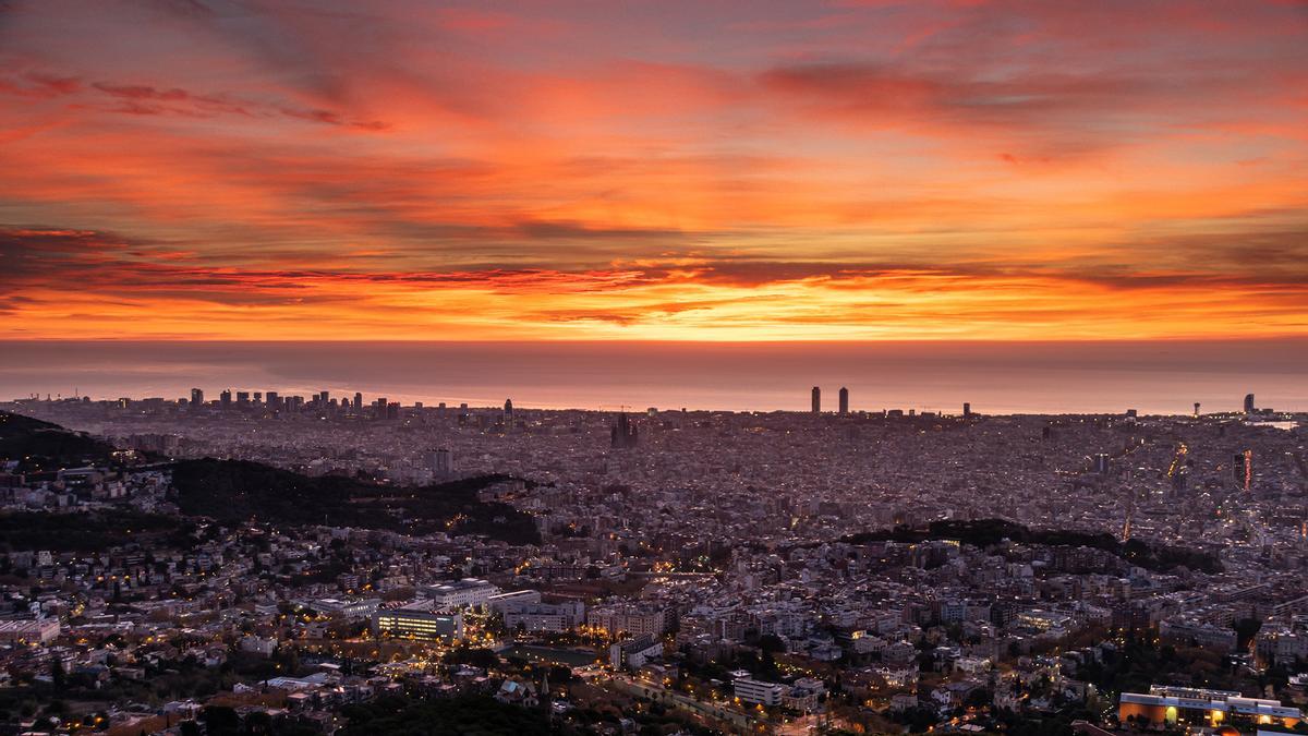 Salida del Sol, con el cielo rojizo, en Barcelona, el 30 de noviembre del 2023