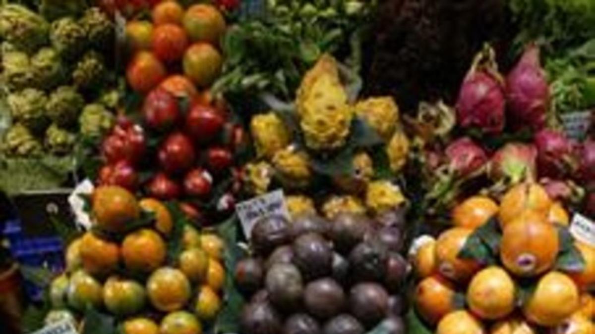 Puesto de frutas tropicales en la Boqueria.