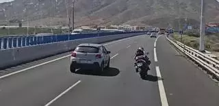 Conducción temeraria en Canarias: un motorista cerca de matarse en una autopista