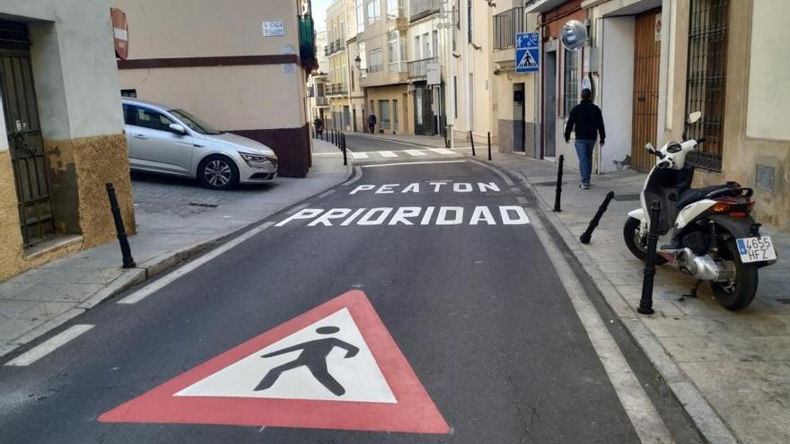 El Ayuntamiento de Cáceres pinta los pasos de peatones de la calle Parras para evitar atropellos