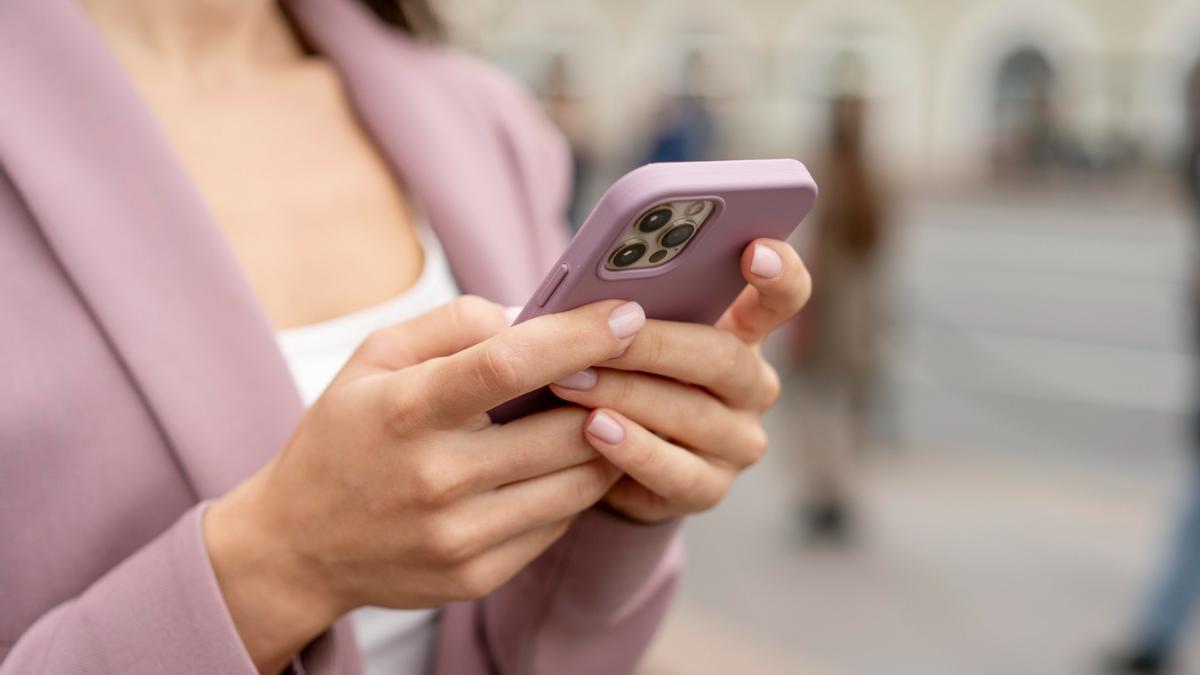 Una persona utilitzant el seu telèfon mòbil, en una imatge d'arxiu.