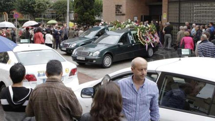 Los dos coches fúnebres, a su llegada ayer al templo de Nuestra Señora de Fátima.