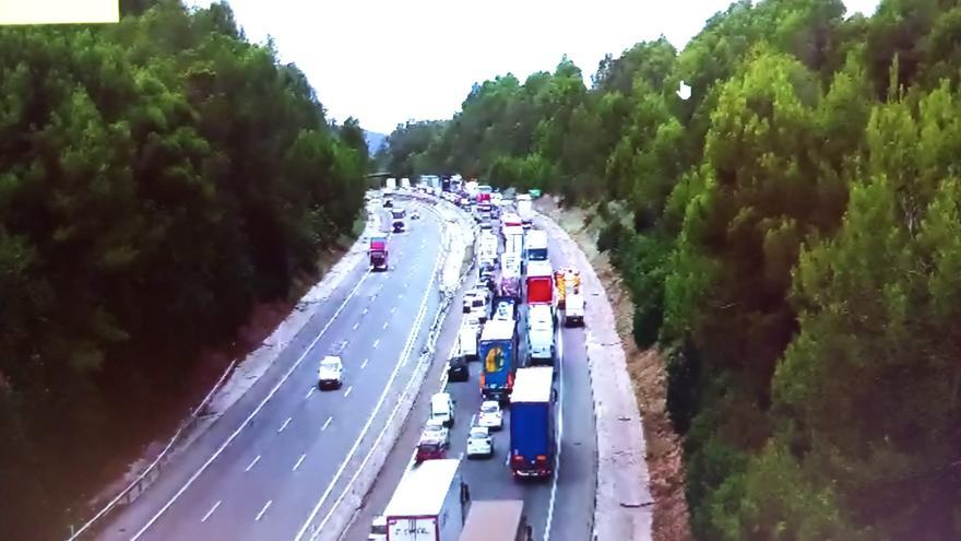 Un accident de trànsit complica la circulació a l&#039;AP-7 a Vilademuls