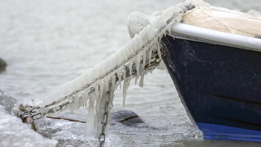 Onada de fred a Europa: Dos morts per hipotèrmia a Polònia i mil cotxes bloquejats per la neu a França