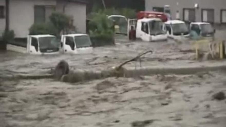 Fuertes inundaciones y desprendimiento de tierra en Japón