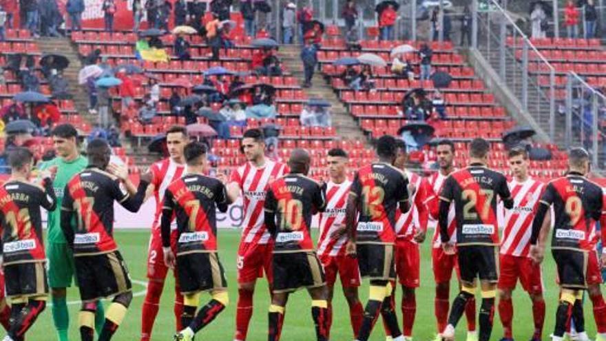 Els jugadors del Girona i el Rayo, saludant-se aquest passat dissabte a Montilivi.