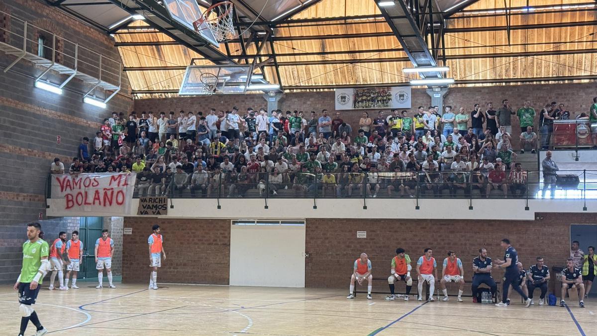 Gran ambiente en las gradas de Fuente del Maestre.