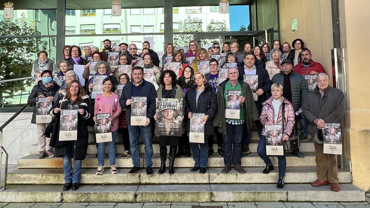 Mujeres del valle del Nalón, junto con autoridades de los cinco ayuntamientos, en la presentación de la campaña mancomunada, en Pola de Laviana.