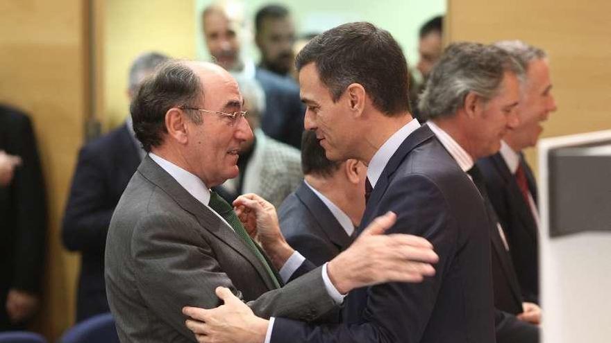 El presidente de Iberdrola saluda a Sánchez durante la presentación del plan energético del Gobierno.