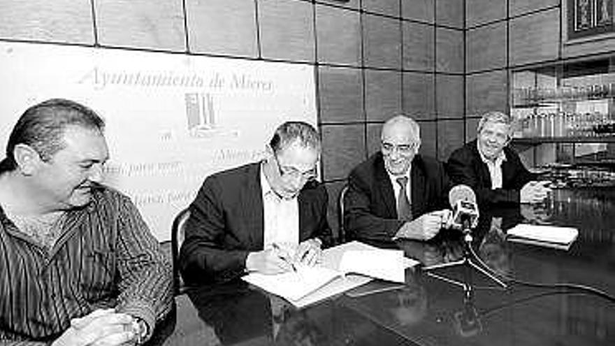 La firma del convenio para la celebración de los Campeonatos de España.