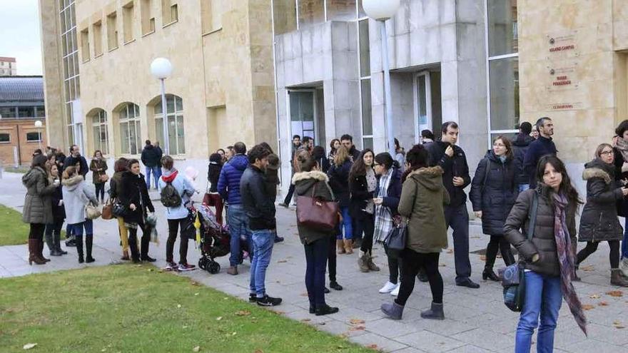 Los opositores hacen tiempo a las puertas del edificio aulario en el Campus Viriato. Faltaban pocos minutos para comenzar el examen.