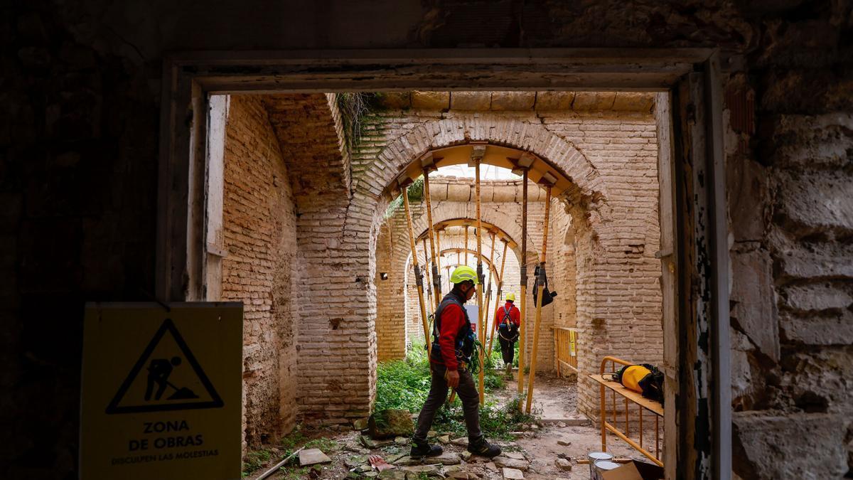 Interior del Pósito de la Corredera, donde se han llevado a cabo labores de entoldado para evitar que el deterioro del edificio vaya a más por las inclemencias meteorológicas.