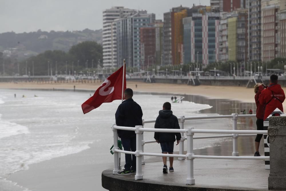 Bandera roja en la playa de San Lorenzo de Gijón