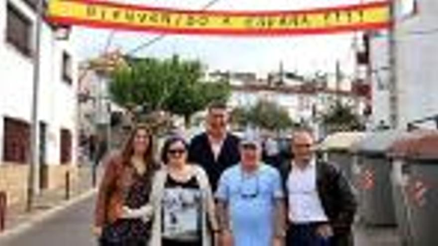 Xavier Albiol, amb Concepció Veray i Sergio Santamaría, fotografiant-se amb veïns de Vila-roja.