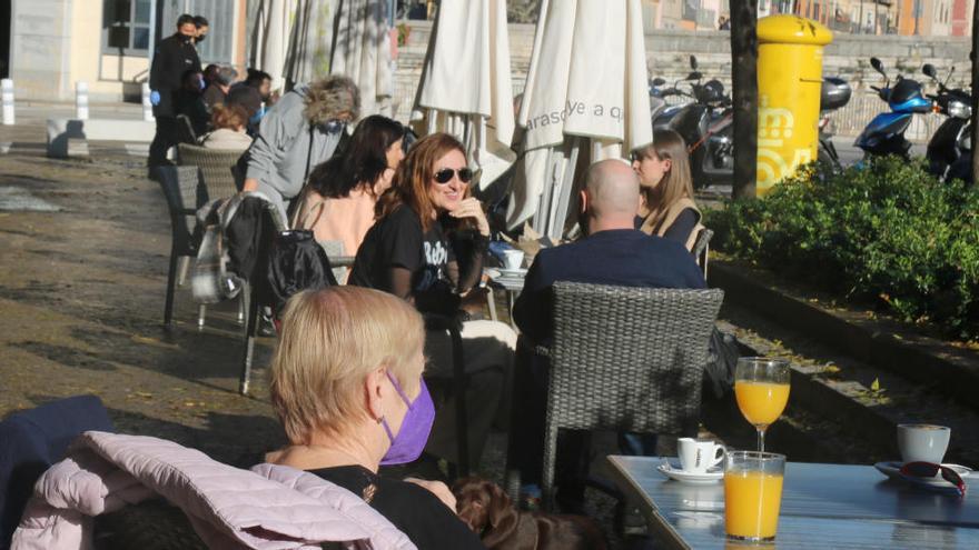 Una terrassa de la Plaça Catalunya de Girona plena de gent