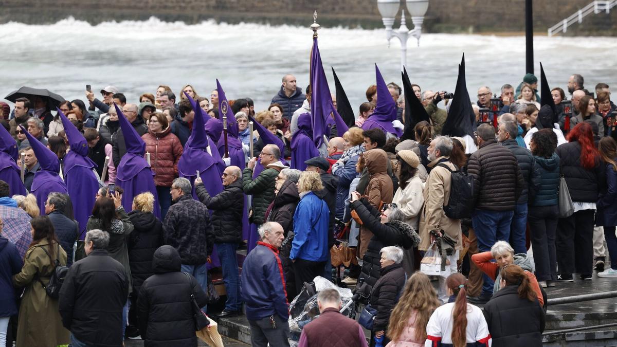 VÍDEO: La lluvia frustra la procesión del Martes Santo en Gijón: "Da mucha pena"