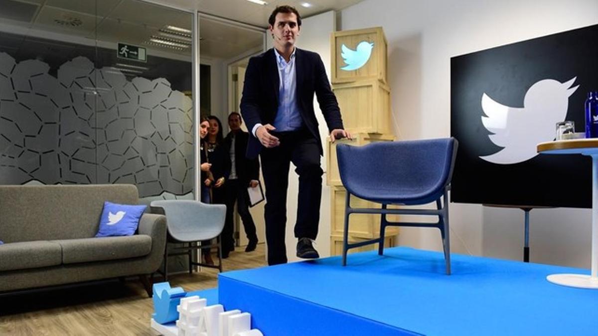 El líder de Ciudadanos, Albert Rivera llega para presentar una nueva herramienta de Twitter llamada Twitter QA en Madrid.