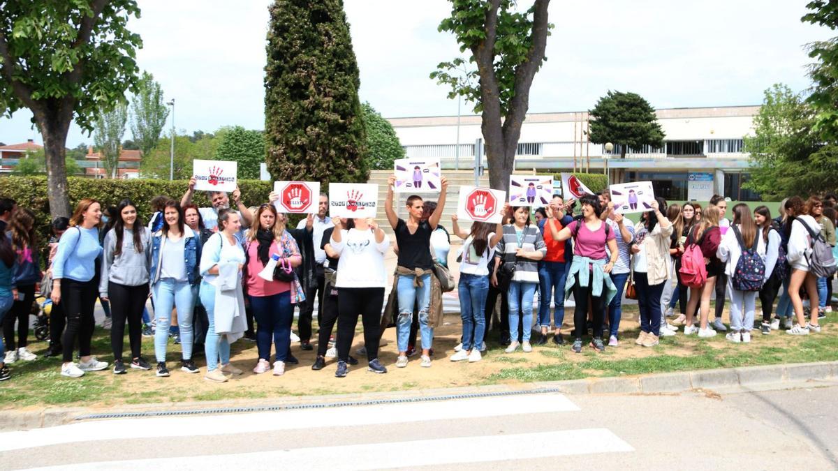 Els manifestants, ahir a les portes de l’institut de Cassà de la Selva. | GEMMA TUBERT/ACN