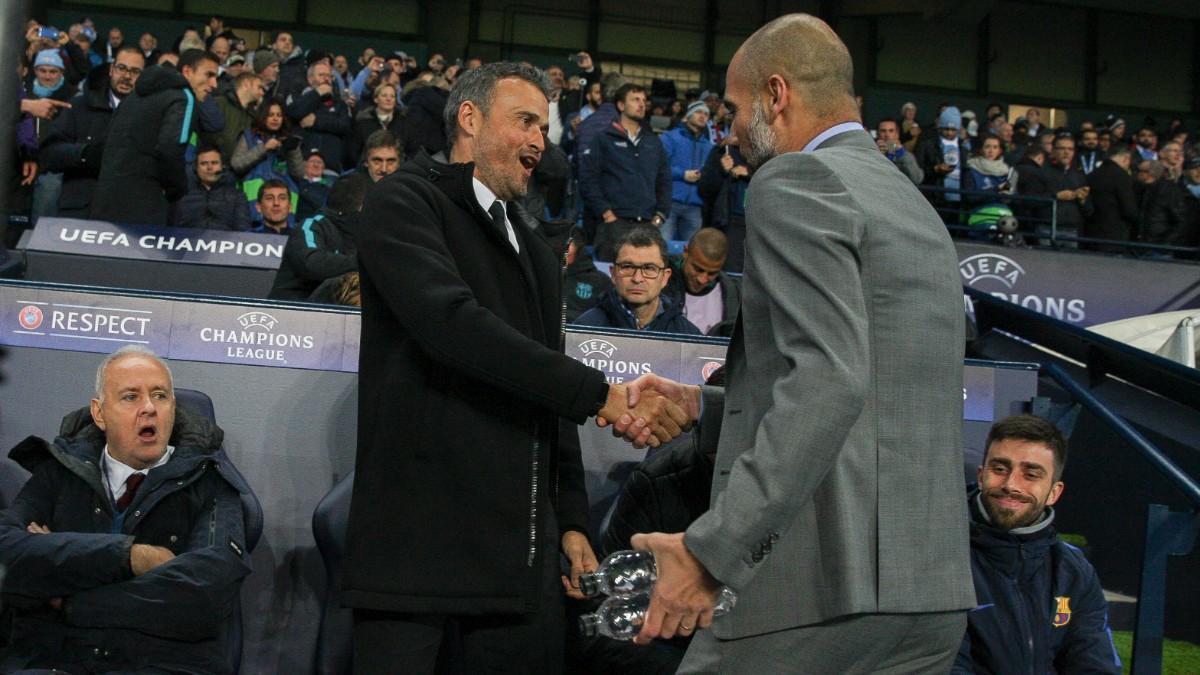 Luis Enrique y Guardiola se saludan en un partido de Champions