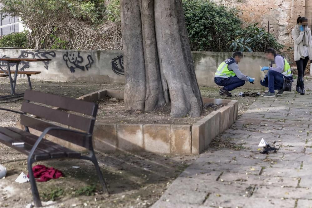 Un hombre pega fuego a una mujer en un parque infantil de Palma