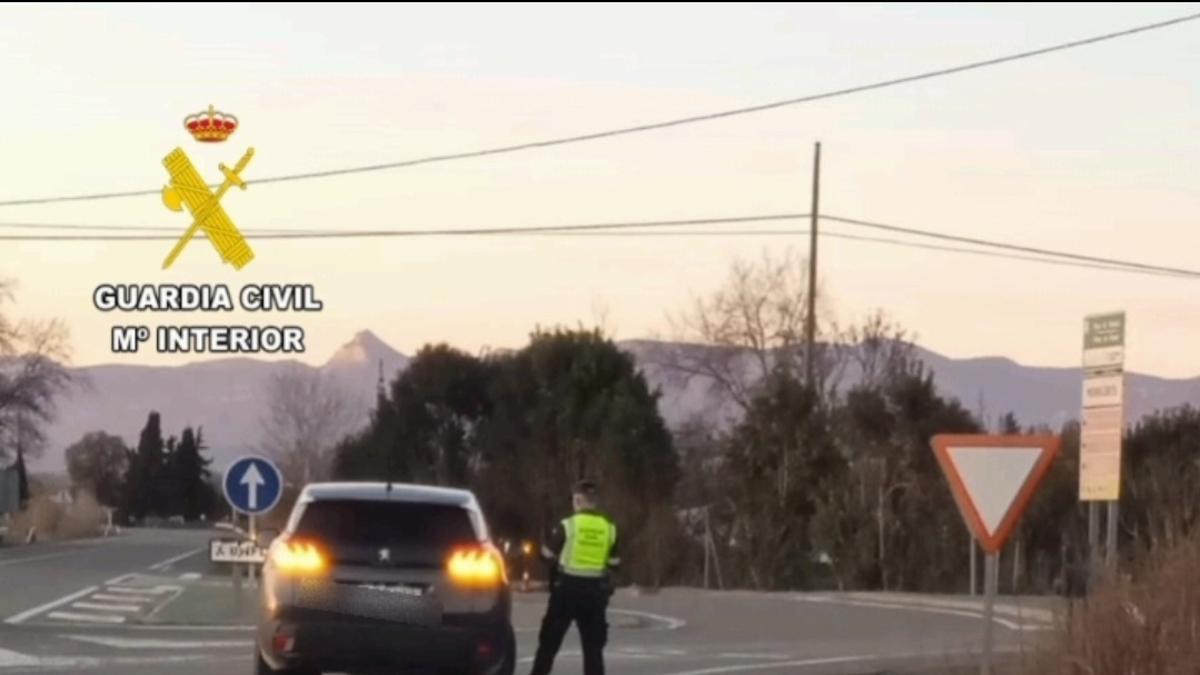 El radar móvil de la Guardia Civil de Trafico en la carretera A-129.