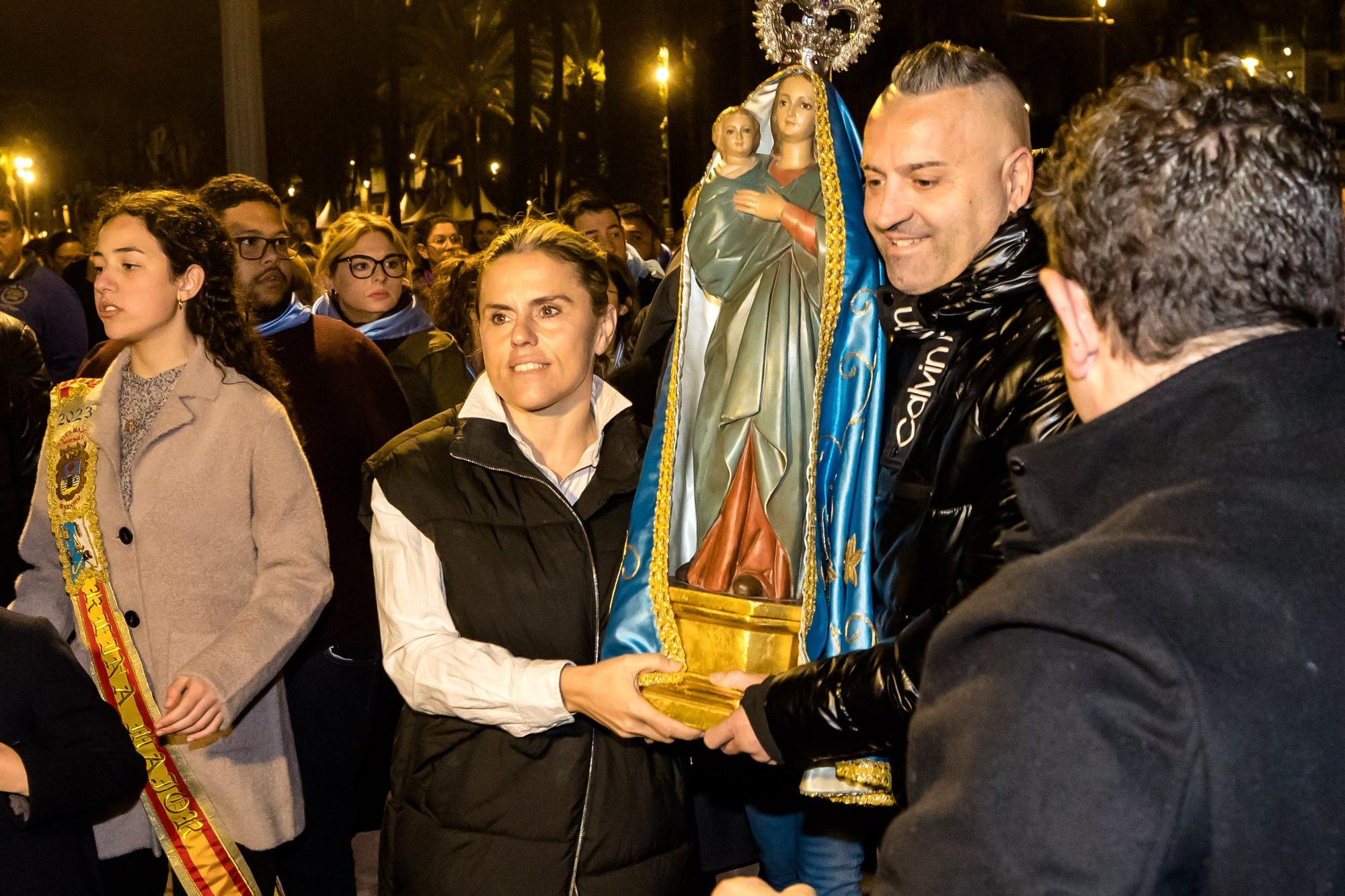 Devoción en Benidorm en la procesión de L'Alba