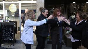 Personas festejando un premio de la Lotería de Navidad.