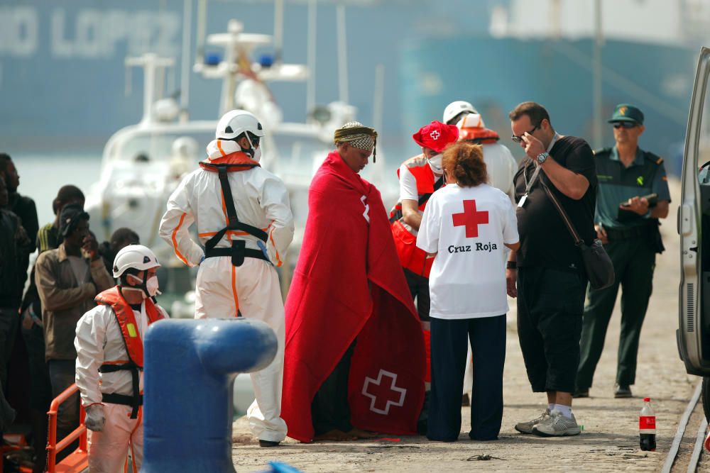 Rescatan a los 56 ocupantes de una patera en el Mar de Alborán